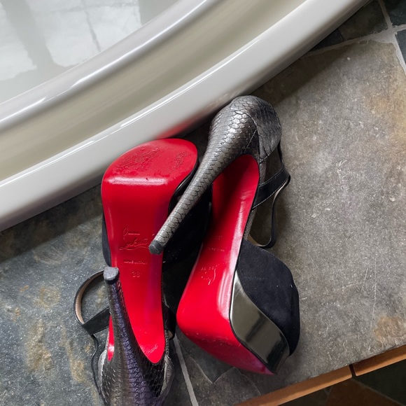 Like new Louboutin peep toe pump - Picture 7 of 7